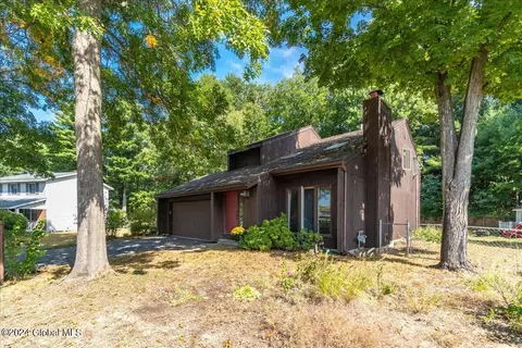 7 Woodridge Ct, Albany, NY 12203