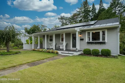 30 Schuyler Dr, Saratoga Springs, NY 12866
