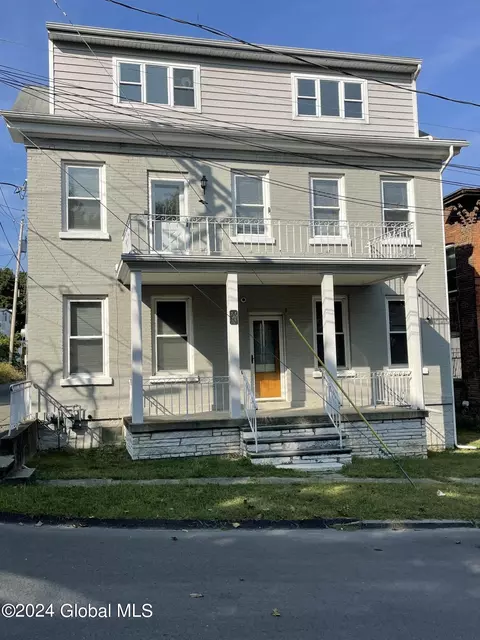 18 Fulton St, Waterford, NY 12188