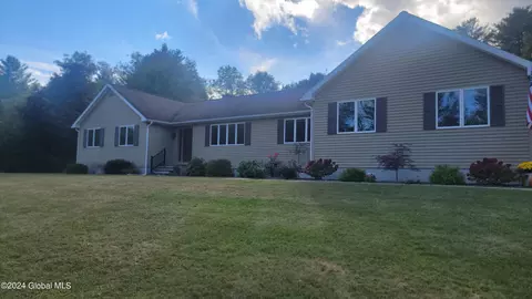 141 Boulderwood Dr, Queensbury, NY 12804