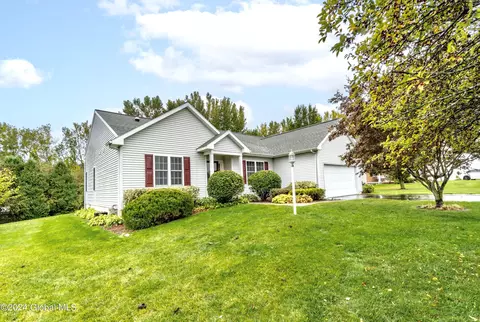 8 Mallard Cv, Ballston Lake, NY 12019