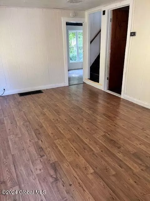 Living - 113 Walnut St, Schenectady, NY 12308 photo 1 of 2