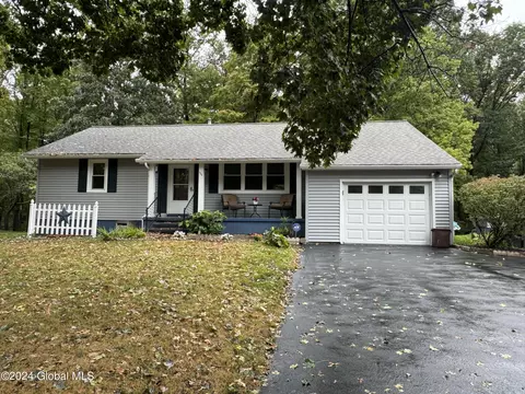 126 Hathorn Blvd, Saratoga Springs, NY 12866