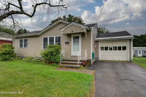 25 Lee Ave, Gloversville, NY 12078