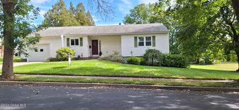 27 Prospect St, Glens Falls, NY 12801