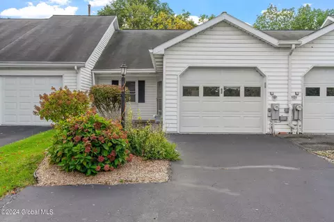 62 Marsdale Ct, Selkirk, NY 12158