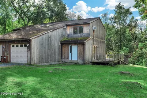 76 Vosburgh Rd, Averill Park, NY 12018