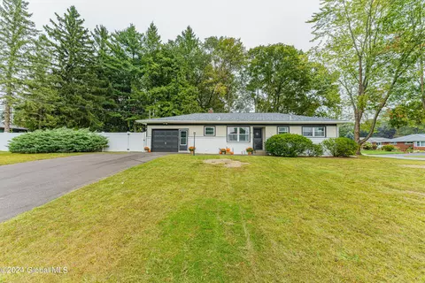 6 June Dr, Loudonville, NY 12211
