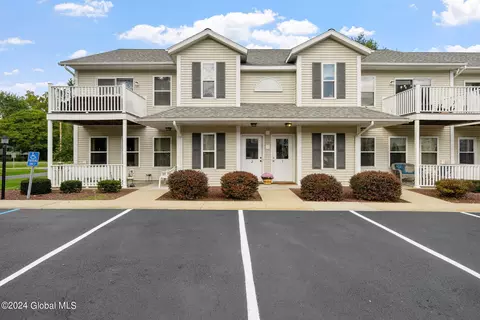 1602 Cambridge Manor Dr, Schenectady, NY 12302