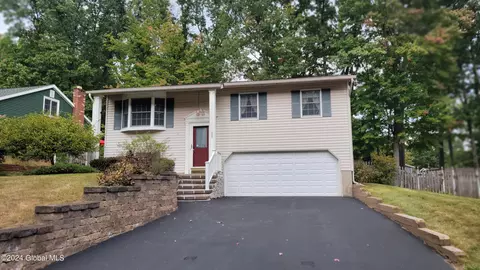 22 Ferndell Spring Dr, Saratoga Springs, NY 12866