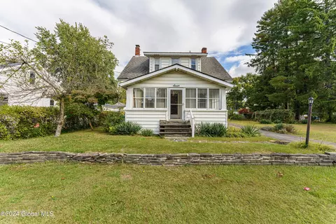 7 Greenbush Ave, East Greenbush, NY 12061