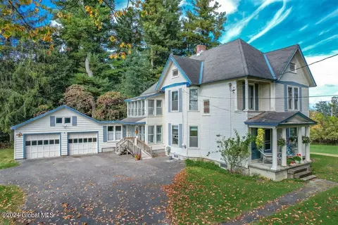 813 Fort Hunter Rd, Amsterdam, NY 12010