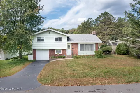 46 Nicholas Dr, Colonie, NY 12205