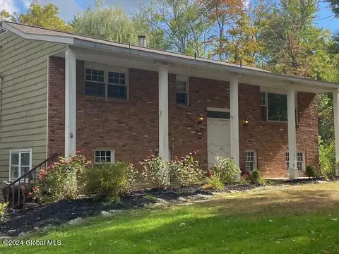24 Crow Ridge Rd, Voorheesville, NY 12186