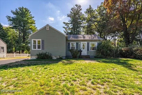 35 Tull Dr, Colonie, NY 12205