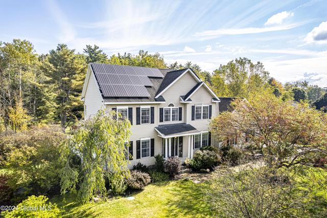 25 Stonehurst Dr, Queensbury, NY 12804