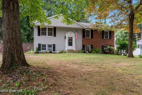 6 Strawberry Ct, Clifton Park, NY 12065