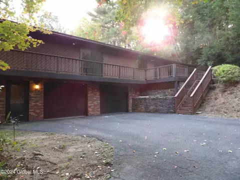 11 Middle Ct, West Sand Lake, NY 12196