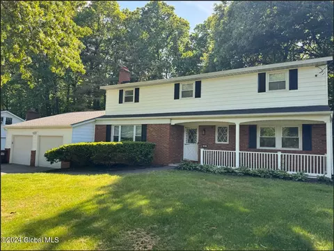 20 Garrison Ln, Ballston Lake, NY 12019