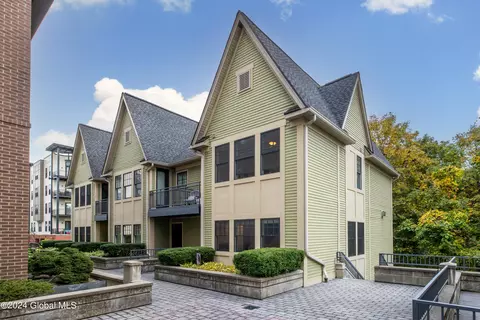 30 Whistler Ct #313, Saratoga Springs, NY 12866