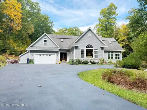 28 Victor Ln, Averill Park, NY 12018
