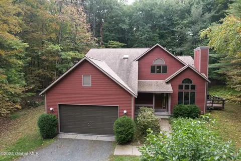 9 Pond Hollow Rd, Averill Park, NY 12018