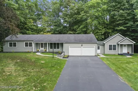 4 Acorn Grv, Ballston Lake, NY 12019