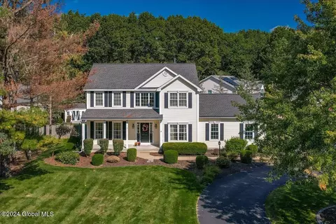 1 Maureen Ct, Clifton Park, NY 12065