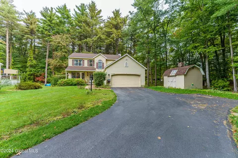 38 Huntwood Dr # B, Clifton Park, NY 12065