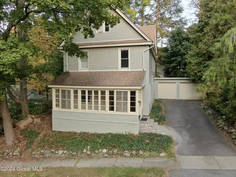 16 Hamilton St, Johnstown, NY 12095