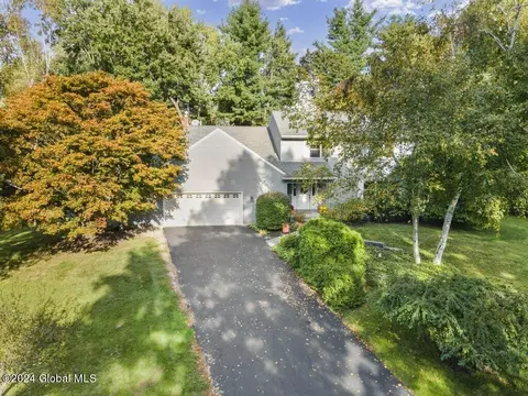 4 Brookhaven Dr, Niskayuna, NY 12309