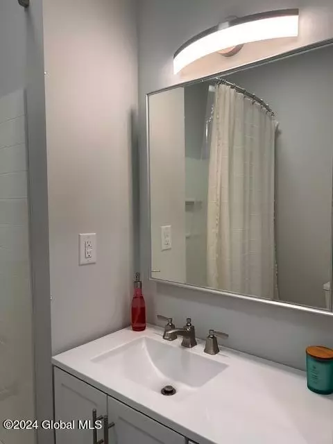 Bath - 332 Ferris Rd, Schenectady, NY 12304 photo 5 of 6
