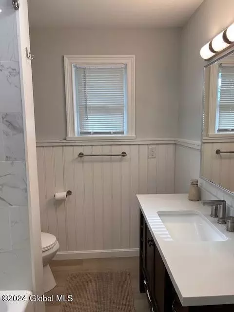 Bath - 332 Ferris Rd, Schenectady, NY 12304 photo 3 of 6