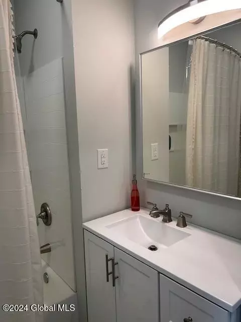 Bath - 332 Ferris Rd, Schenectady, NY 12304 photo 6 of 6
