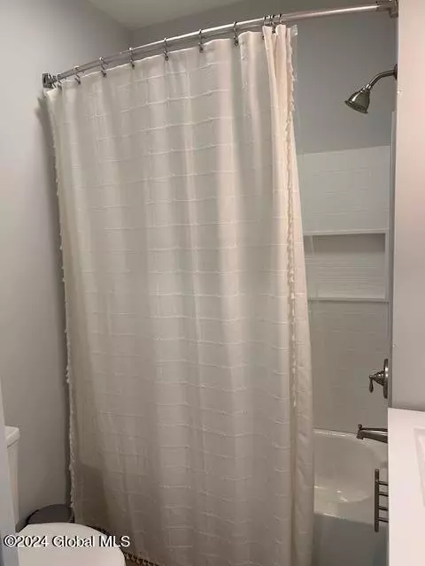 Bath - 332 Ferris Rd, Schenectady, NY 12304 photo 4 of 6
