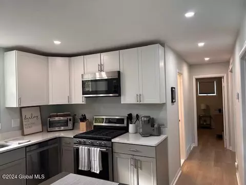 Entry Way - 332 Ferris Rd, Schenectady, NY 12304 photo 4 of 9