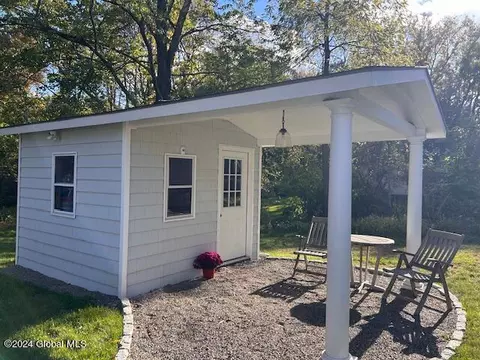 Exterior - 332 Ferris Rd, Schenectady, NY 12304 photo 5 of 7