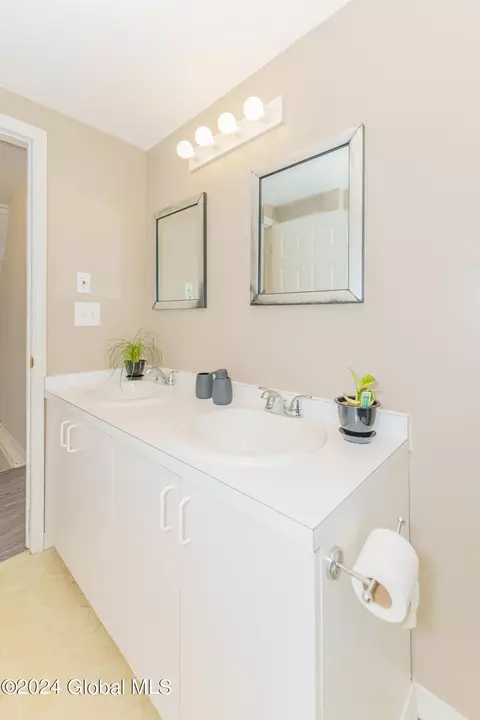 1116 Barber Dr, Schenectady, NY 12303 photo 25