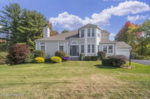 146 Killarney Dr, Niskayuna, NY 12309