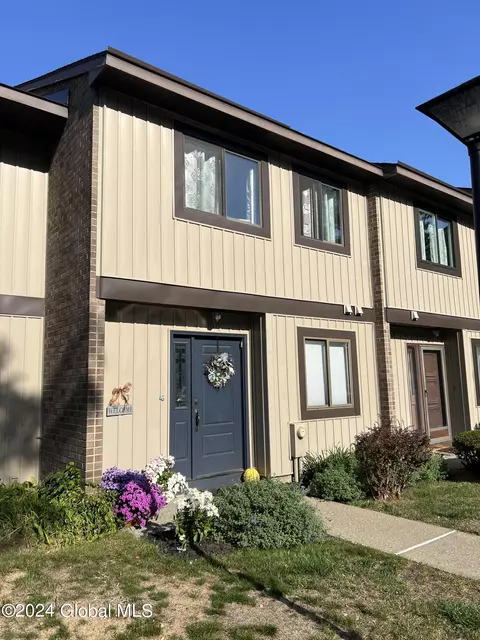 61 Point Of Woods Dr, Albany, NY 12203