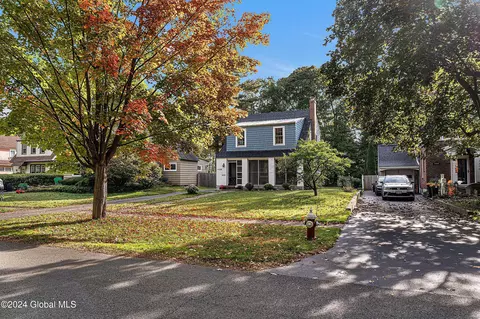 1126 N Country Club Dr, Niskayuna, NY 12309
