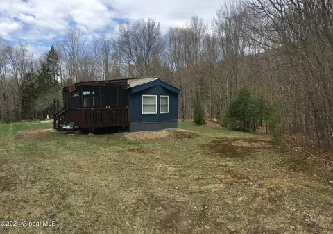678 W River Rd, Wells, NY 12190