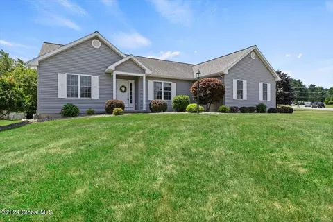 10 Mallard Cv, Ballston Lake, NY 12019