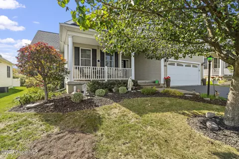 105 Waverly Cir, Watervliet, NY 12189