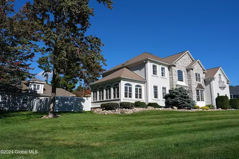 1 Carriage Hill Ln, Schenectady, NY 12303