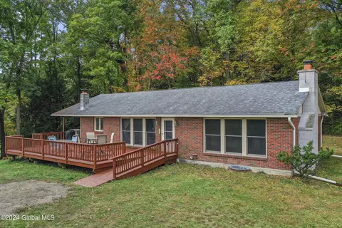 577 Valley Falls Rd, Melrose, NY 12121