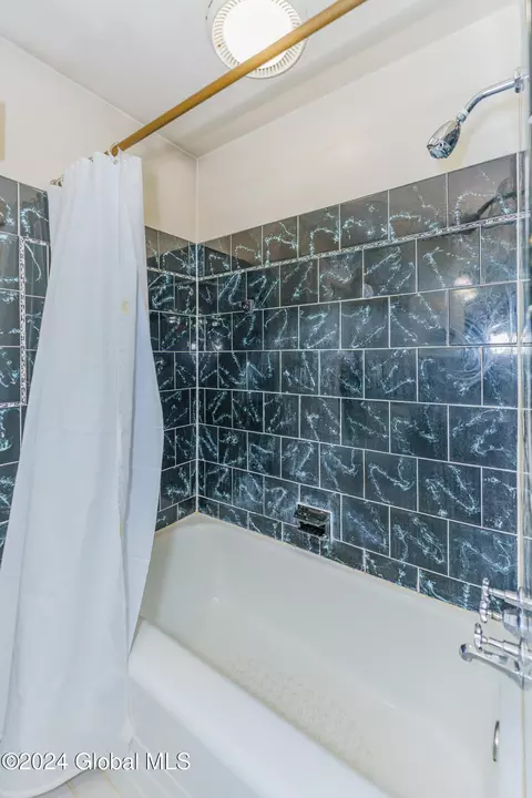 Bath - 150 Cromer Ave, Schenectady, NY 12304 photo 2 of 2