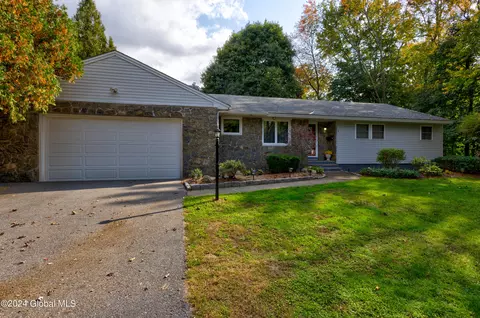 6 Queensbury Pl, Queensbury, NY 12804