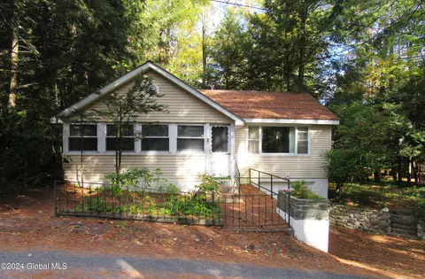 21 Pine Rd, Lake Luzerne, NY 12846