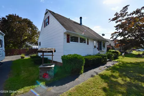 8 Dunham St, Troy, NY 12180